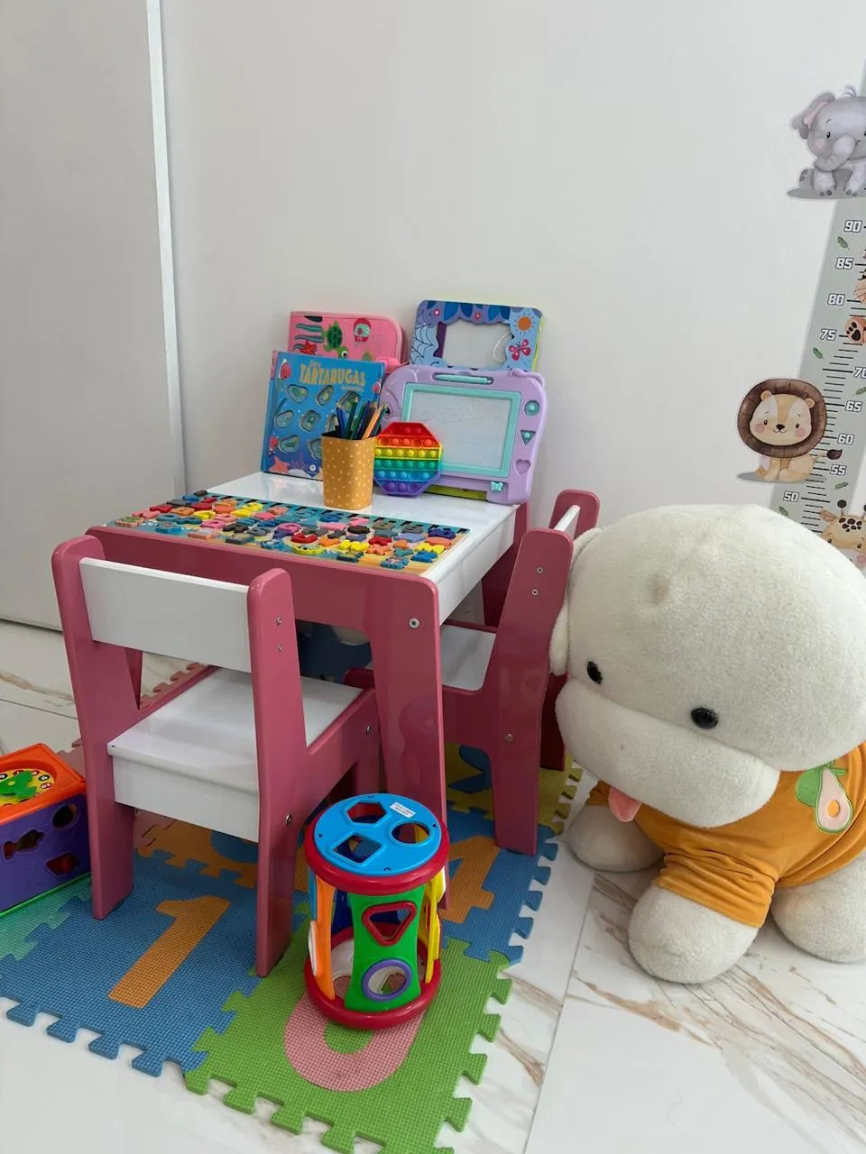 Cantinho lúdico com brinquedos educativos para as crianças