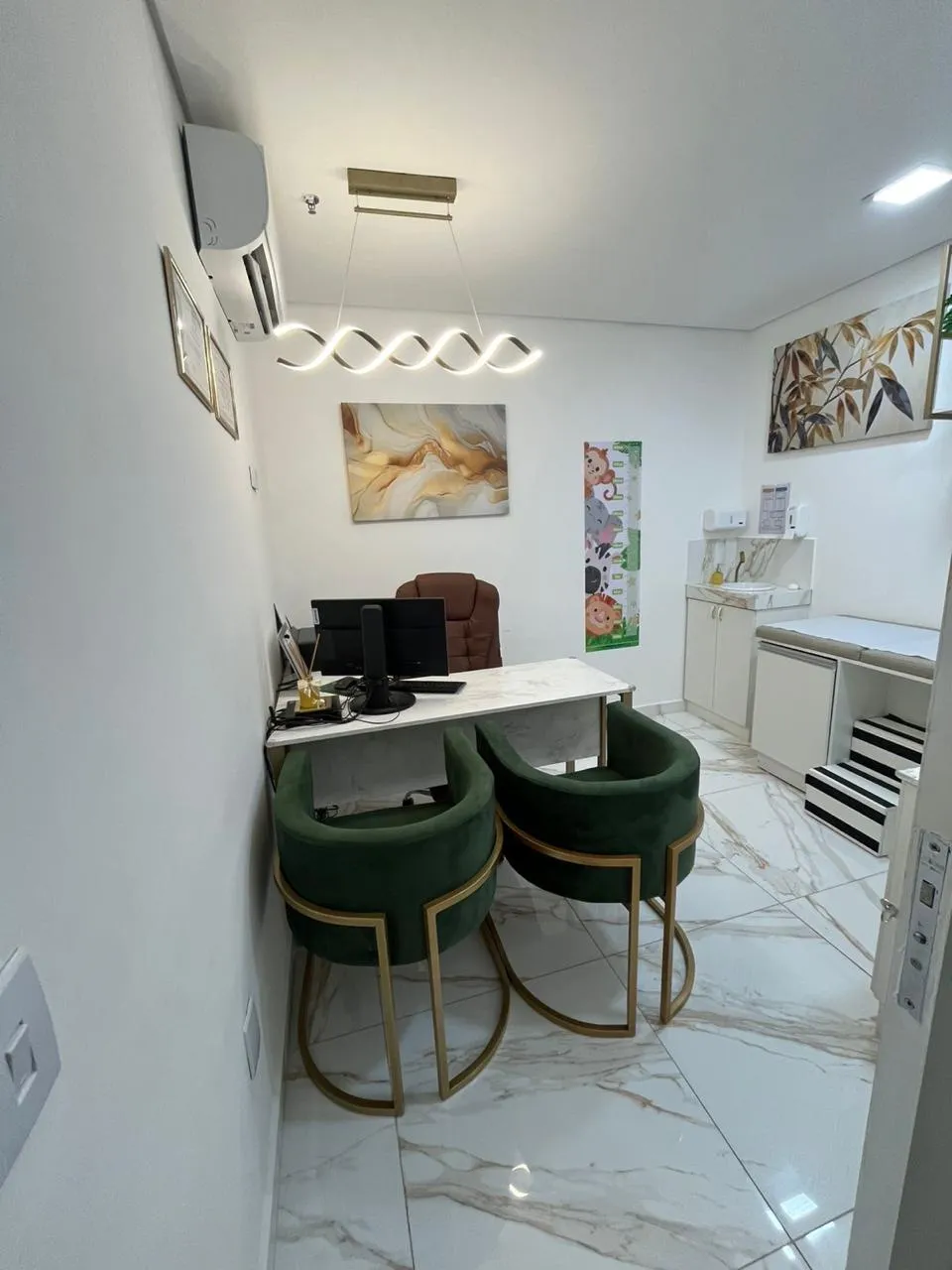 Consultório pediátrico com régua de crescimento infantil