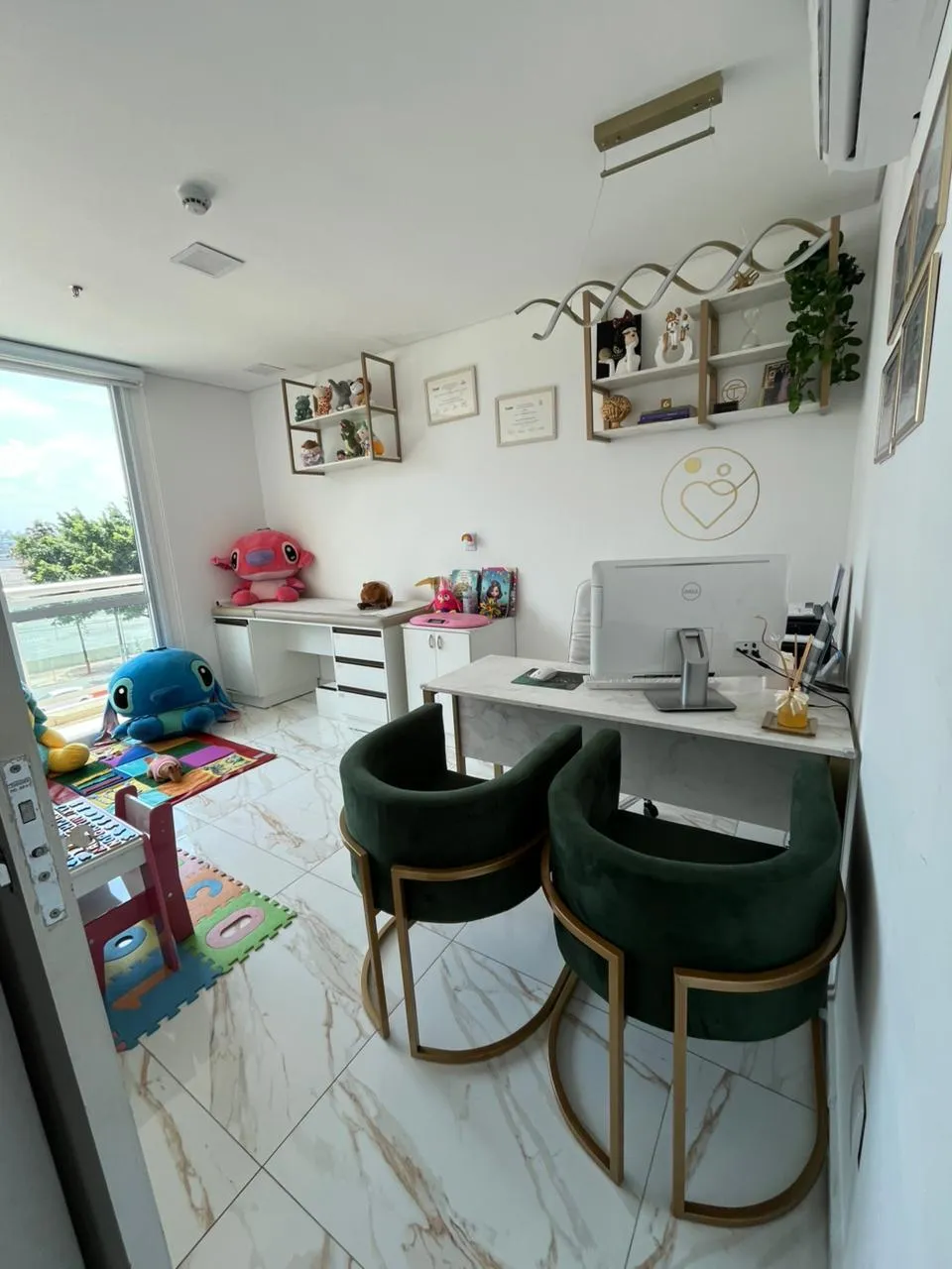 Sala de atendimento aconchegante com brinquedos e vista natural