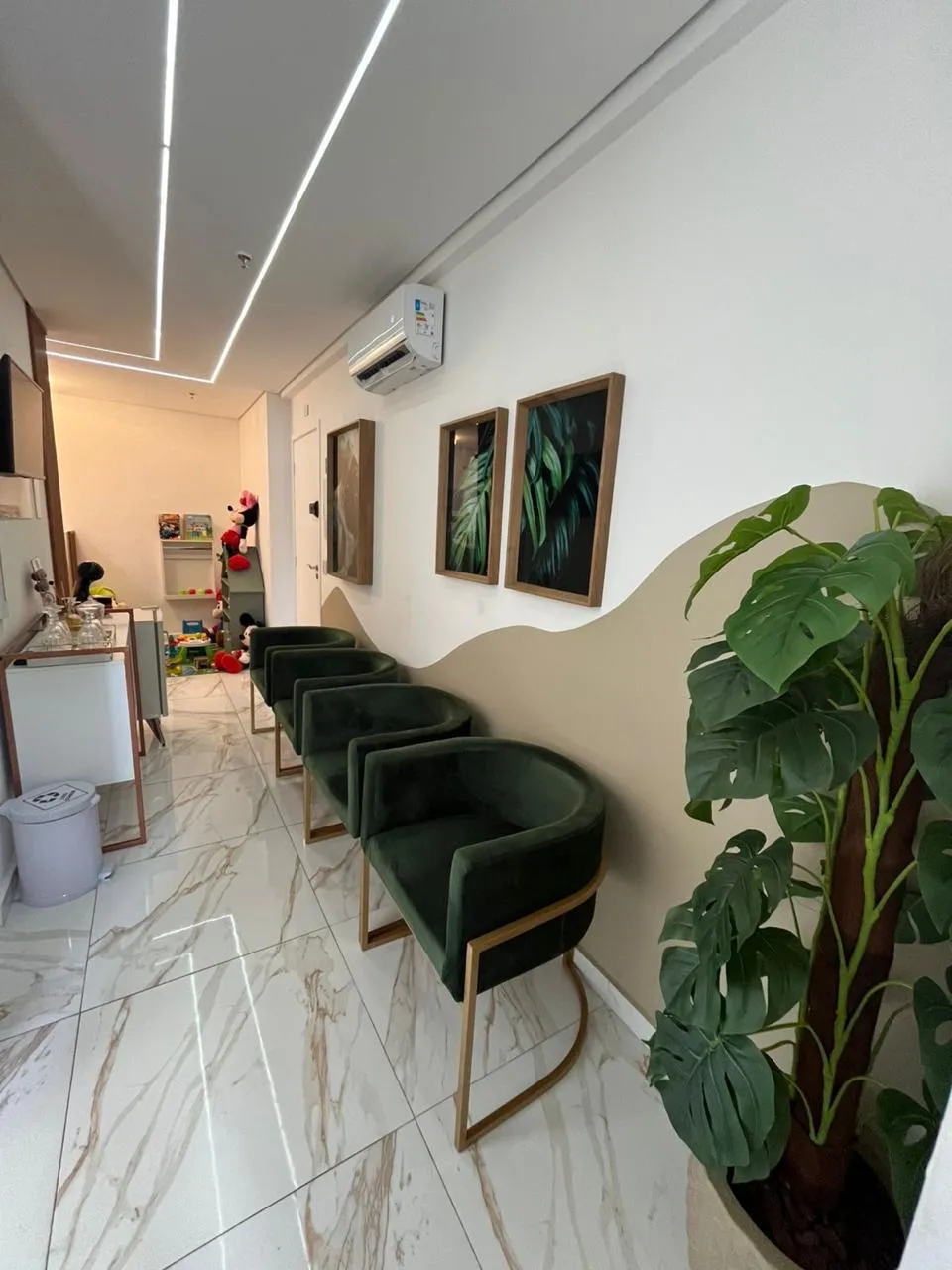 Corredor da clínica com plantas e ambiente sensorial cuidado